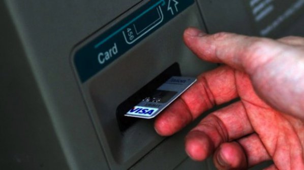 Задържан е мъж при опит да монтира скимиращо устройство на банкомат
