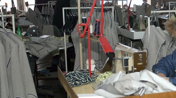 150 шивачки от голяма фирма напускат заради неизплатени заплати