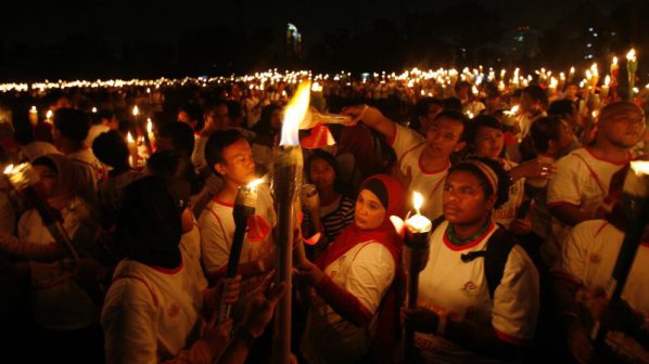 В Индонезия се проведе рекордно факелно шествие