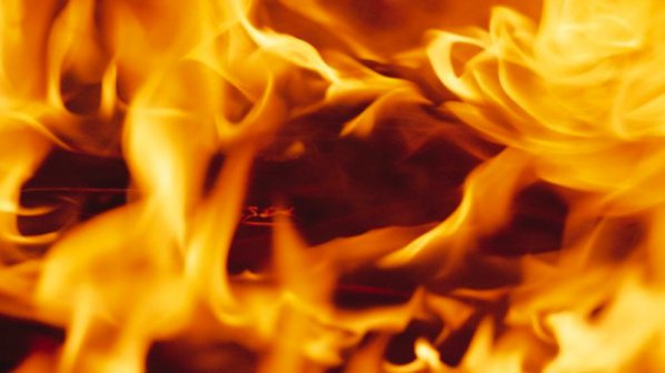 Инвалид изгоря жив в дома си при пожар, причинен от неизгасена цигара
