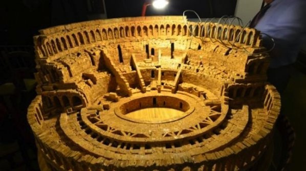 Създадоха миниатюрно копие на Колизеума от корк (снимки)