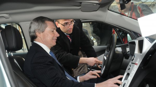 Уорлик иска Бойко Борисов да го вози в електромобил (снимки)
