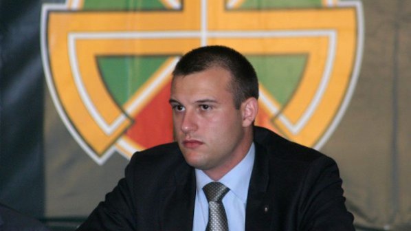 Димитър Стоянов: &quot;Атака&quot; превърна депутатите си в ходещи левчета