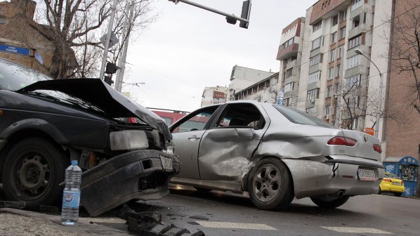 Катастрофа блокира бул. Стамболийски в София (снимки)