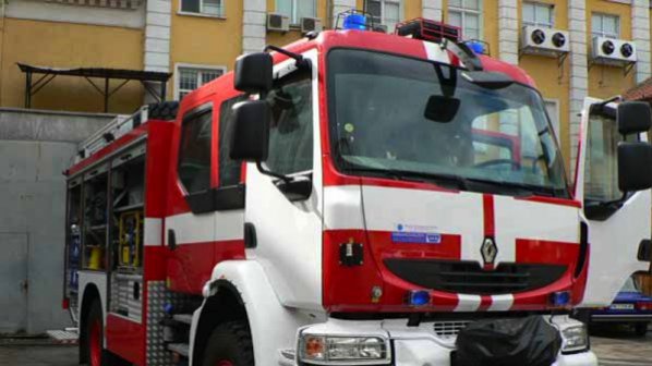 Кола пламна в движение във Варна