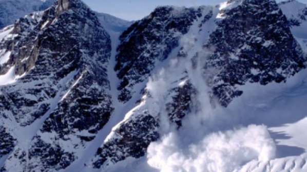 Опасност от лавини дебне в планините