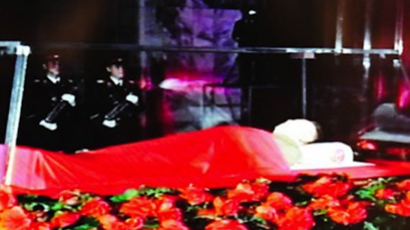 Показаха тялото на Ким Чен Ир (снимка)