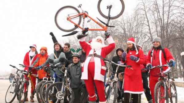 Дядо Коледа, Снежанка и джуджета на велопротест във Варна