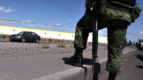 Мексикански полицаи измъчват задържан (видео)