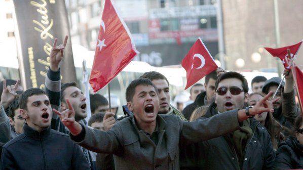 Поне 30 кюрди са убити при атака на турската авиация