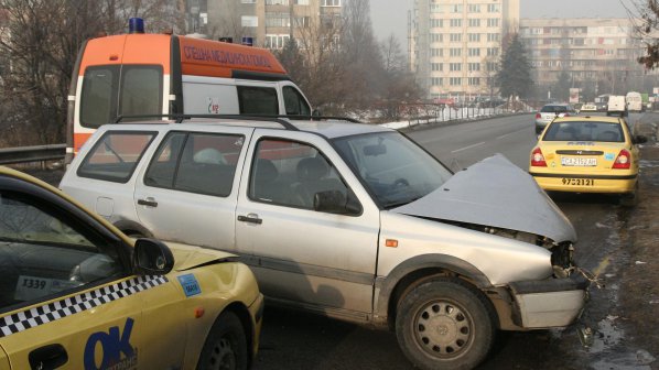 Арабин удари автобус и такси в София (снимки)