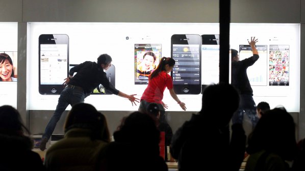 Бой за iPhone в Китай (видео)