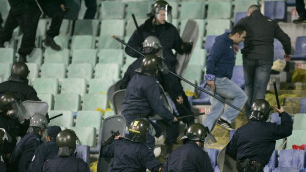 Полицаи закопчаха 14 футболни хулигани, сред които и жена