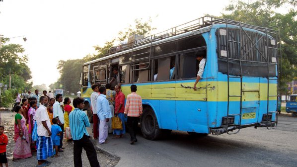 Психичноболен отвлече автобус в Индия и уби 9 души