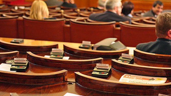 Сивите закони и непрозрачността продължават в парламента