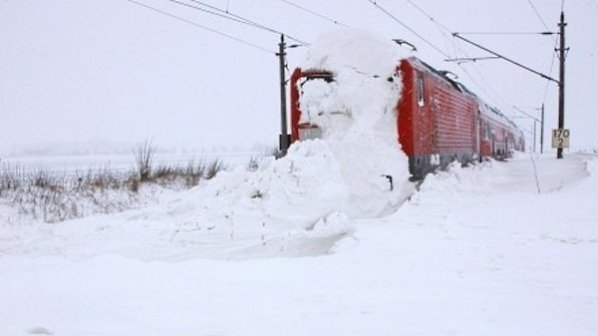 Влак се заби в снегорин на жп прелез