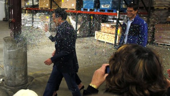 Гей нападна Мит Ромни (снимки и видео)