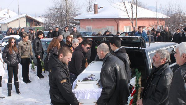 Погребаха Мирослава в бял ковчег (снимки)
