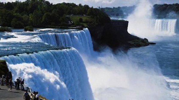 Каскадьор прекосява Ниагарския водопад по метално въже