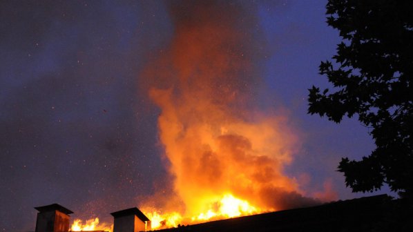 Зарязан съпруг подпали къщата си на Свети Валентин