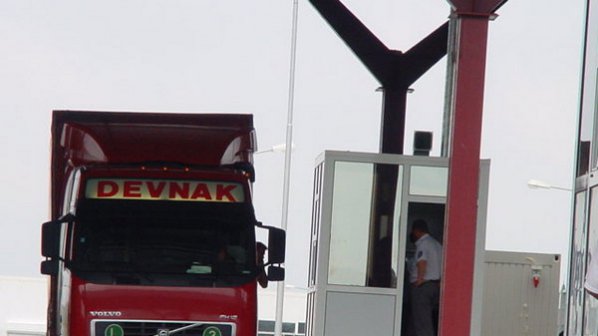 Митничари заловиха четирима емигранти в камион с ягоди и киви