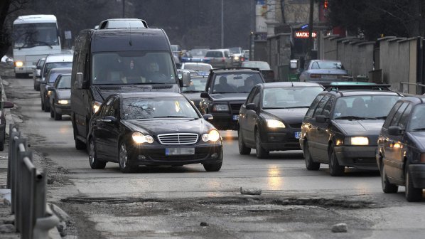 Общината спешно ремонтира улици в София