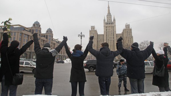 Протестиращи срещу Путин формираха човешка верига