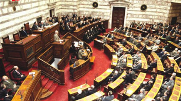 Парламентът в Гърция одобри намаляване на пенсиите и заплатите