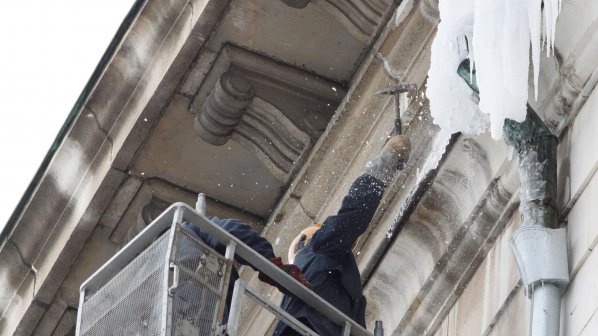 Пострадалият от ледена висулка мъж в София вече диша сам