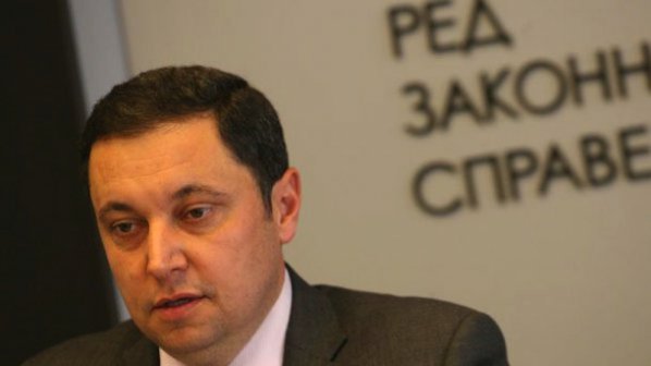 Янев иска експерти от граждански организации в Комисията за помилванията