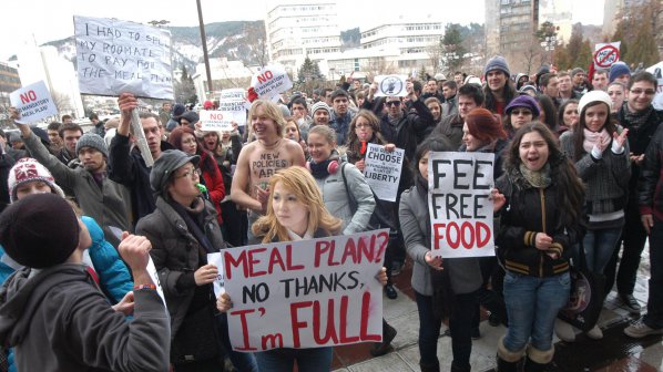 Студенти от Американския университет протестираха срещу нова такса (снимки)
