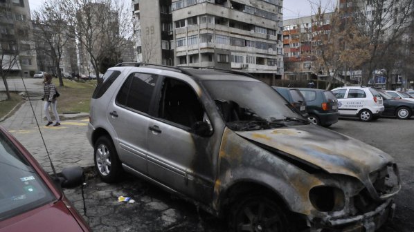 Две коли изгоряха в Добрич