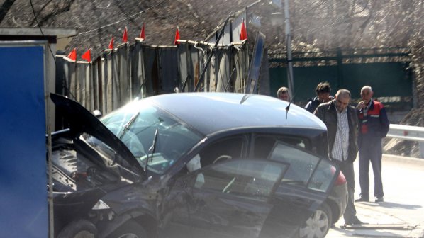 Камион потроши кола при катастрофа в Бояна (снимки)