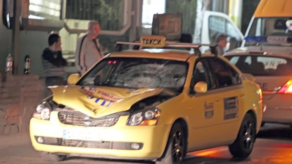 Такси прегази две жени на пешеходна пътека в София (снимки)