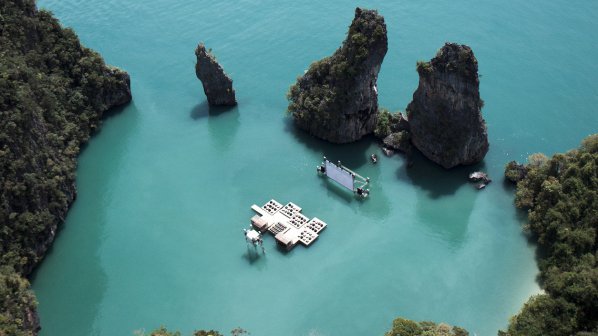 Архитект създаде плаващо кино в Тайланд