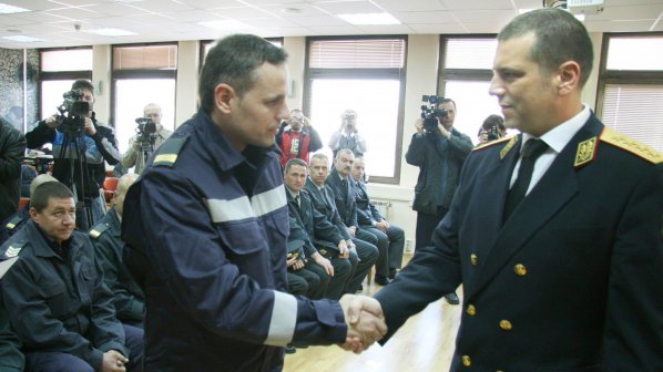 Наградиха пловдивски огнеборци и спасители за работата им в с. Бисер (снимки)