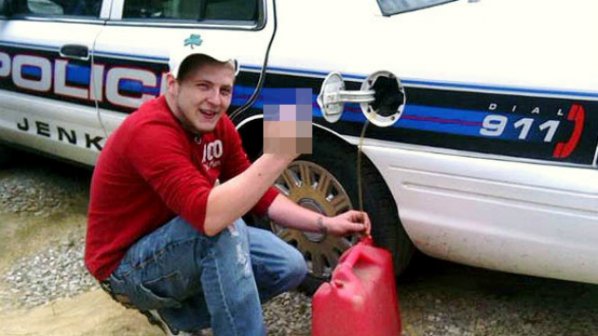 Арестуваха мъж, който се снимал как точи гориво от патрулка