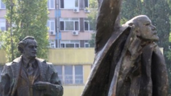 Бизнесмен си купи паметници на Ленин и Г. Димитров за 5 600 лв.