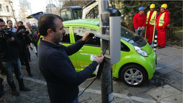 Монтират зарядна станция за електромобили в Добрич