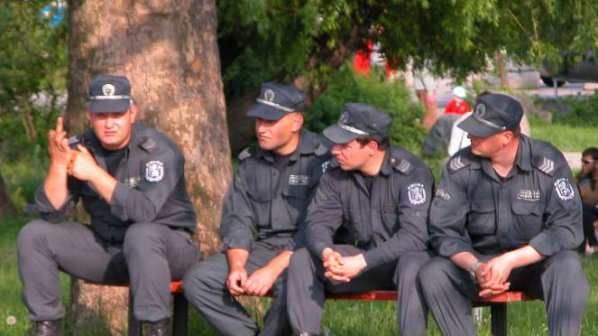 Новите униформи на полицаите - като дрехите на фокусниците
