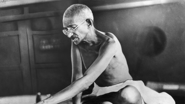 Пръст, напоена с кръвта на Махатма Ганди бе купена за 16 000 долара