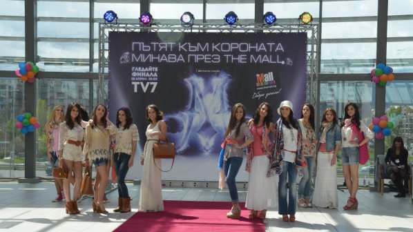 &quot;Пътят към короната&quot; на Мис България 2012 мина пред стотици хора в The Mall (снимки)