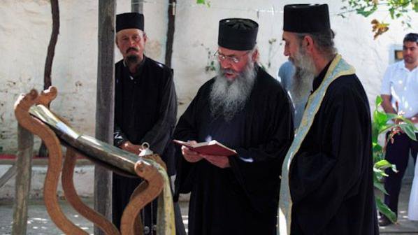 Гърция орязва заплатите на свещениците