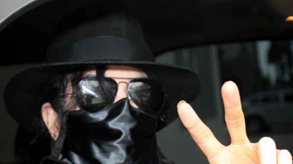 Пускат на търг черната маска на Майкъл Джексън