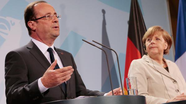 Меркел и Оланд са за оставането на Гърция в еврозоната