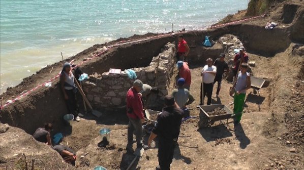 Църква и скелет-исполин излязоха при разкопките край Сарафово
