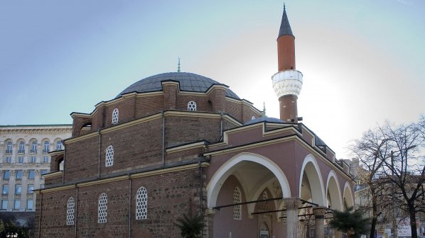 Куполът на джамията в София се сцепи
