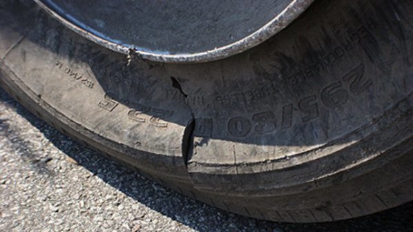 Нарязаха гумите на кола в Разград
