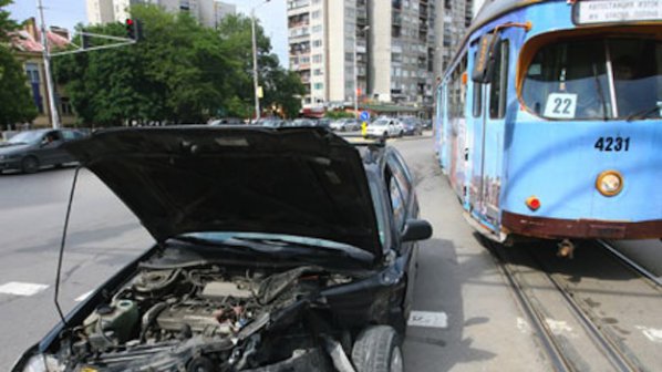 Трамвай отнесе кола в София