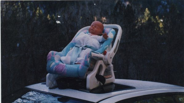 Надрусана майка вози 5-седмичното си бебе на покрива на колата